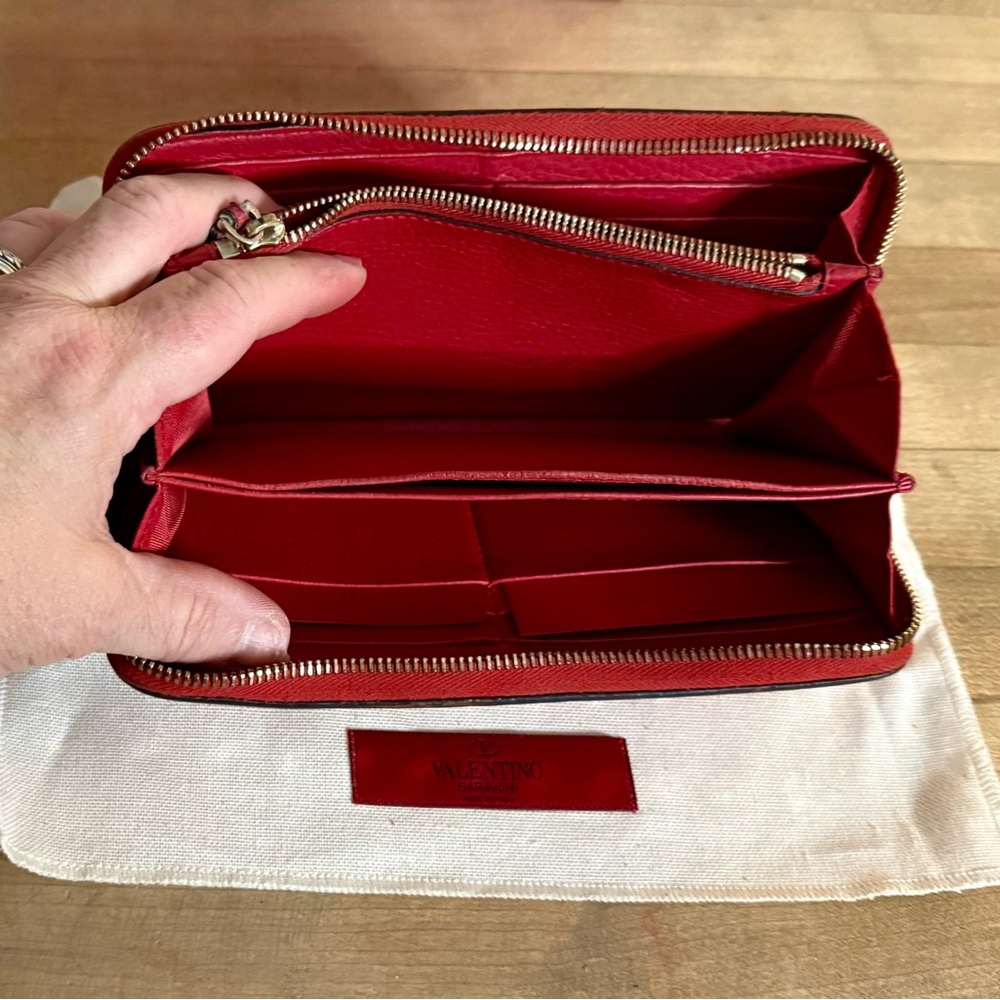 Valentino Garavani Red Pebbled Leather Rockstud Zip Around Continental Wallet - Picture 9 of 13